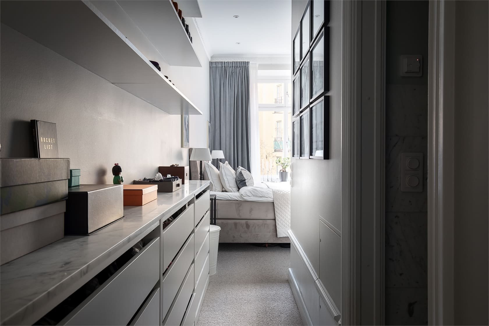 Elegantní byt v šedých odstínech ve Stockholmu