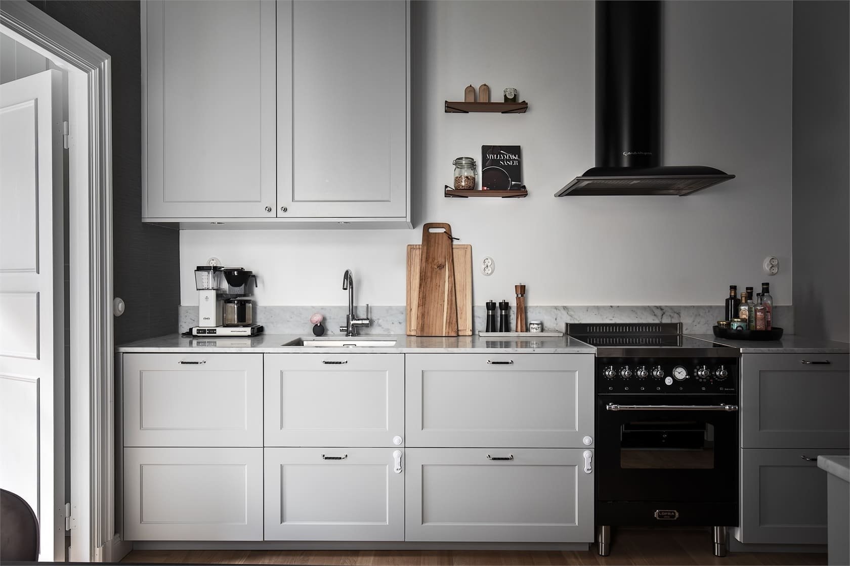 Elegantní byt v šedých odstínech ve Stockholmu