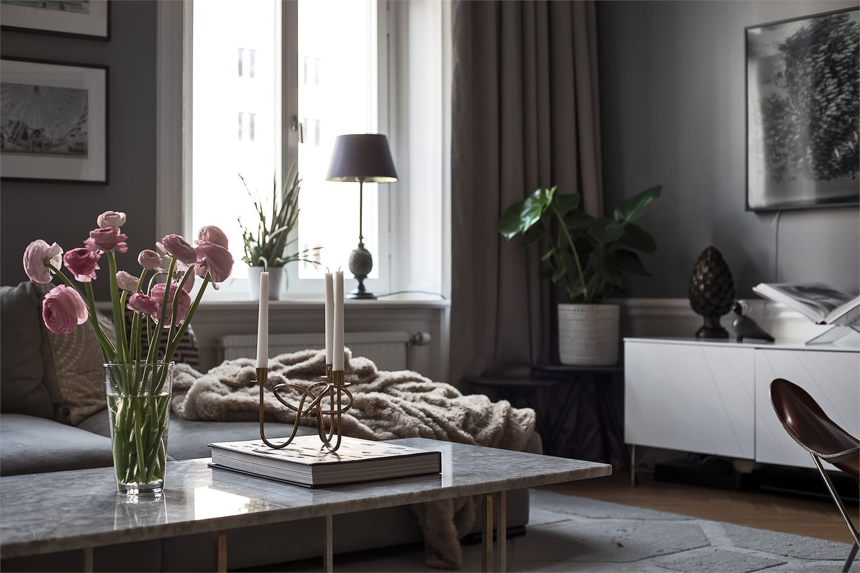 Elegantní byt v šedých odstínech ve Stockholmu