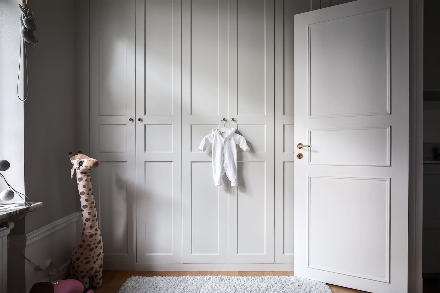 Elegantní byt v šedých odstínech ve Stockholmu