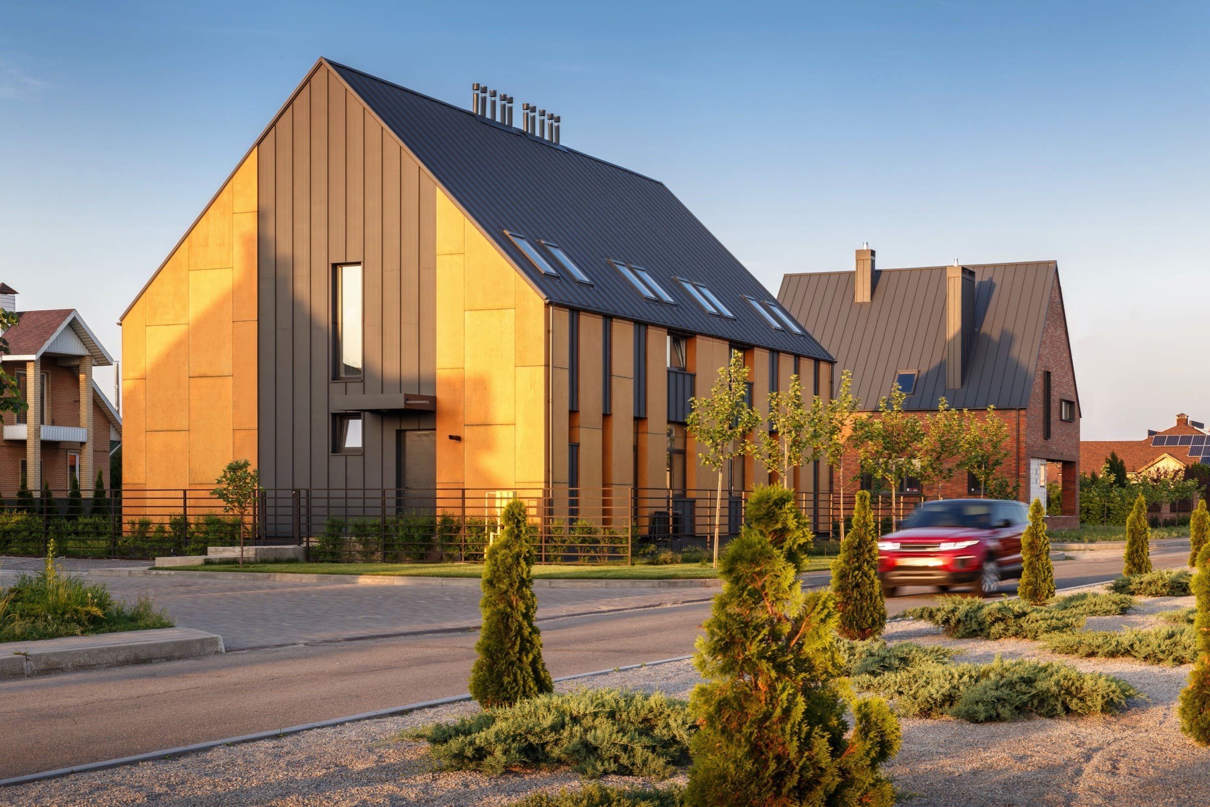 Elegantní interiér domu pro dvě rodiny