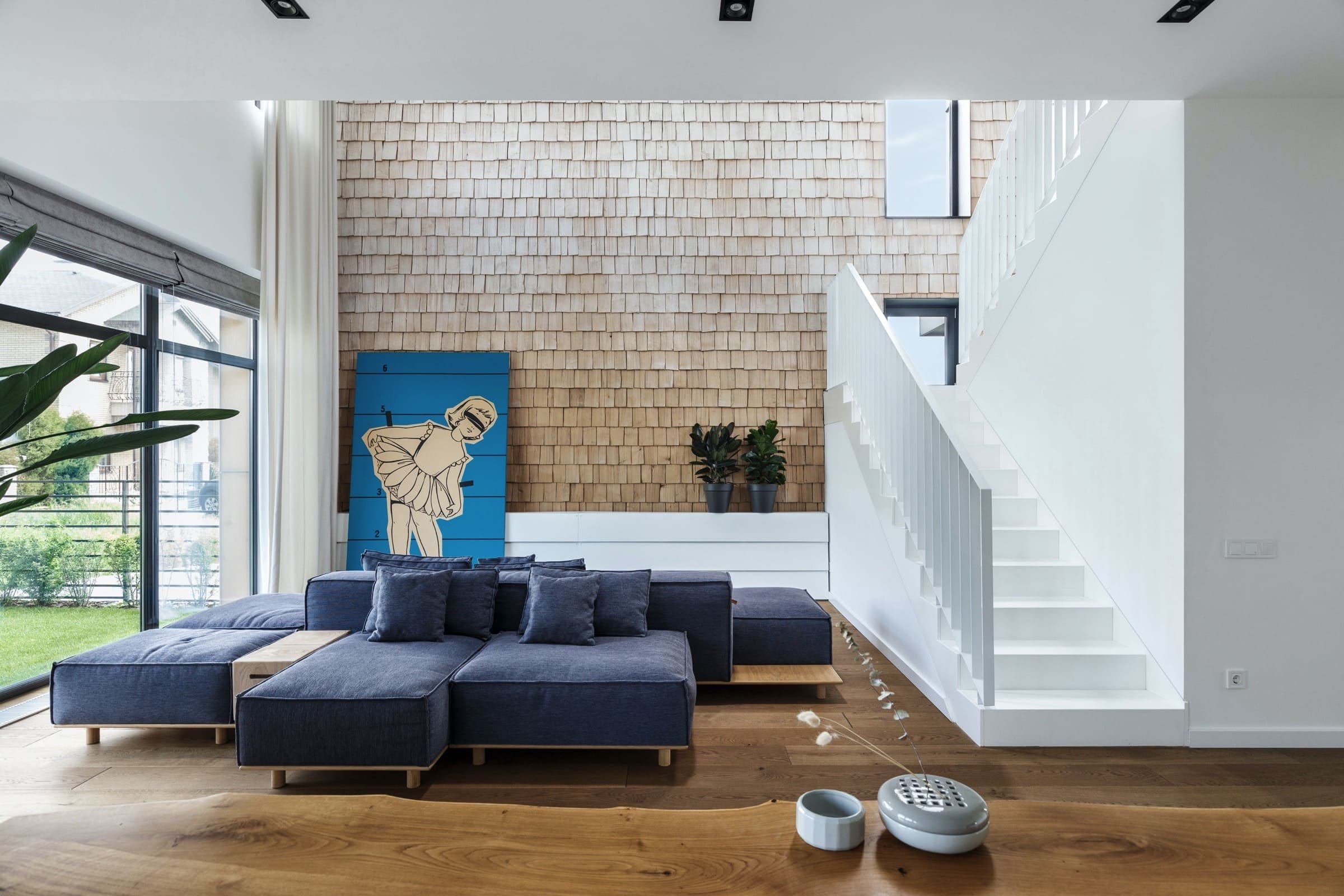 Elegantní interiér domu pro dvě rodiny