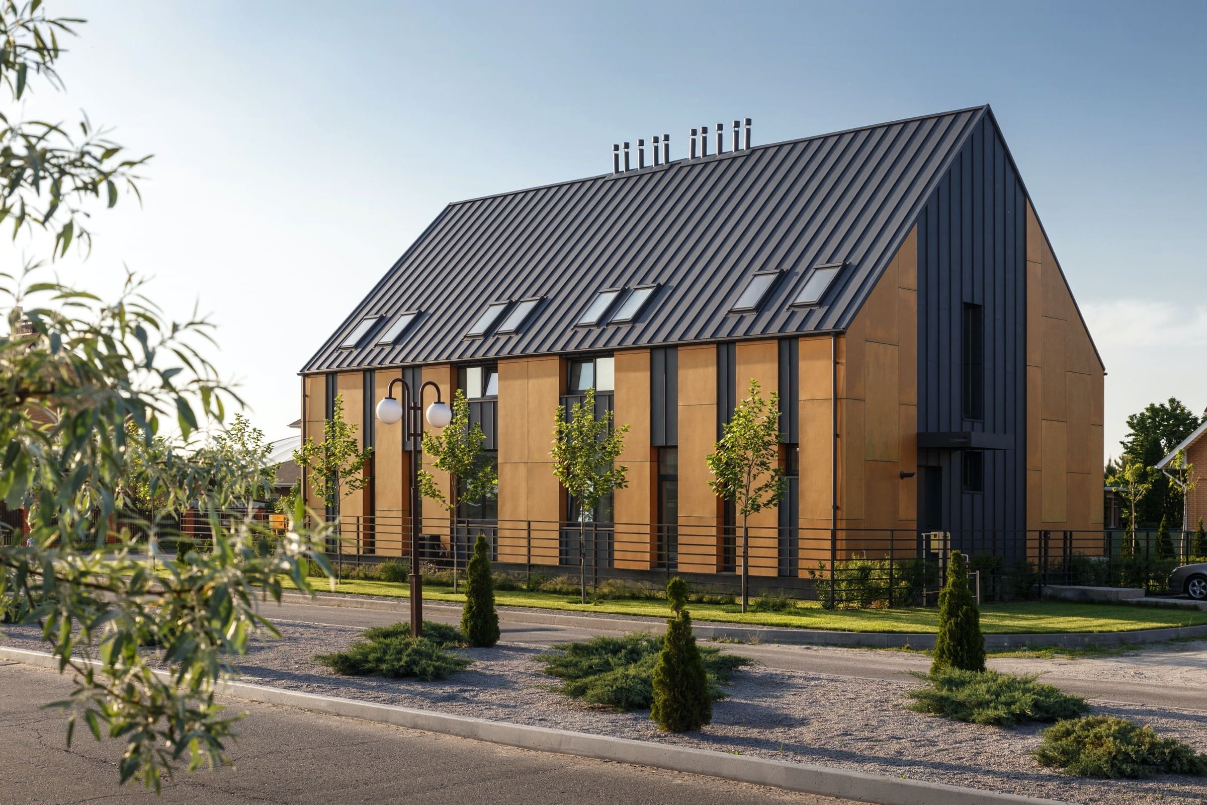 Elegantní interiér domu pro dvě rodiny