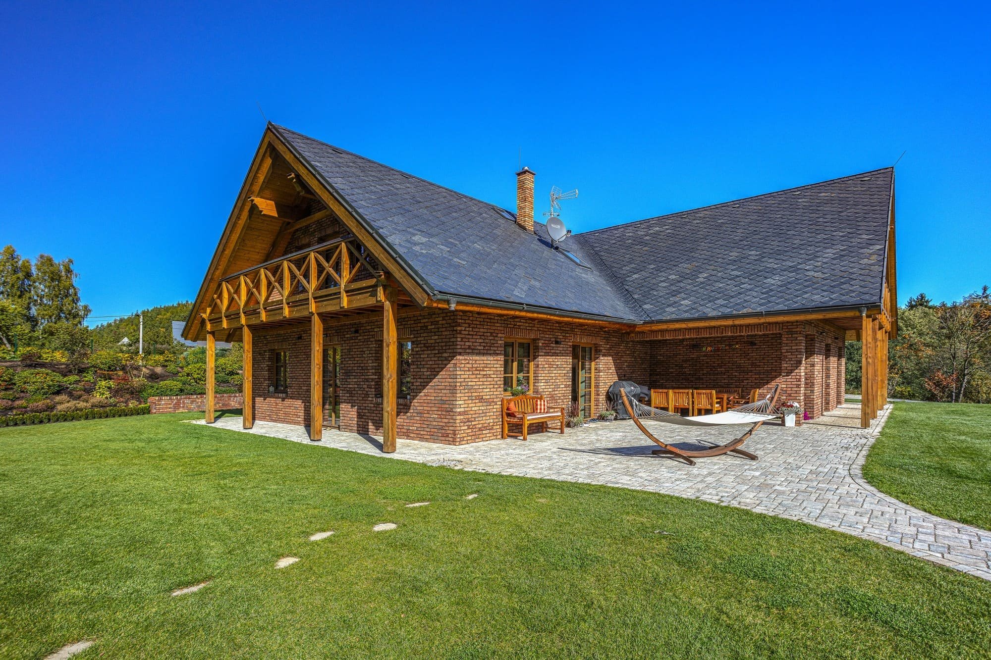 Fasádu domu tvoří cihlové obkladové pásky