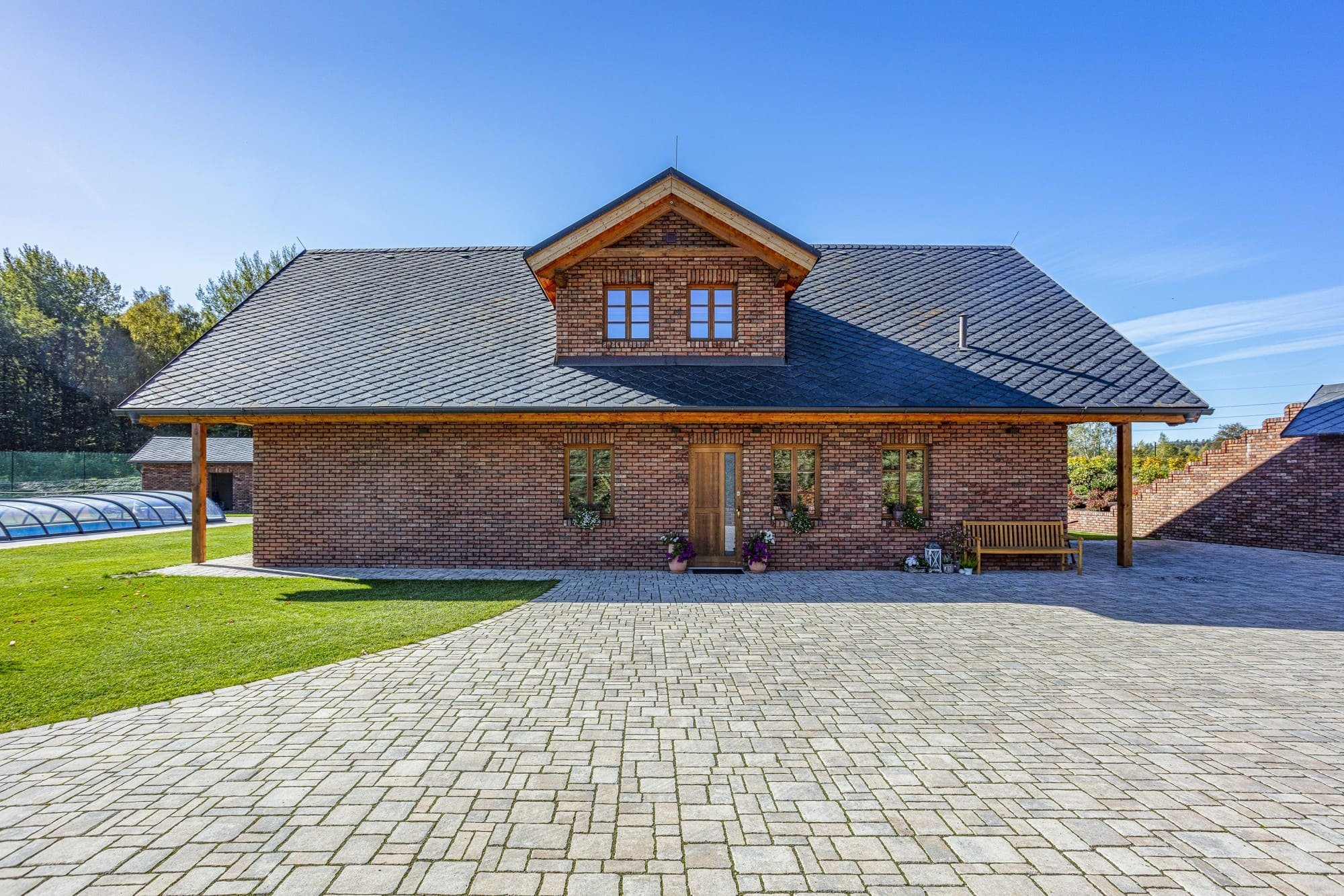 Fasádu domu tvoří cihlové obkladové pásky