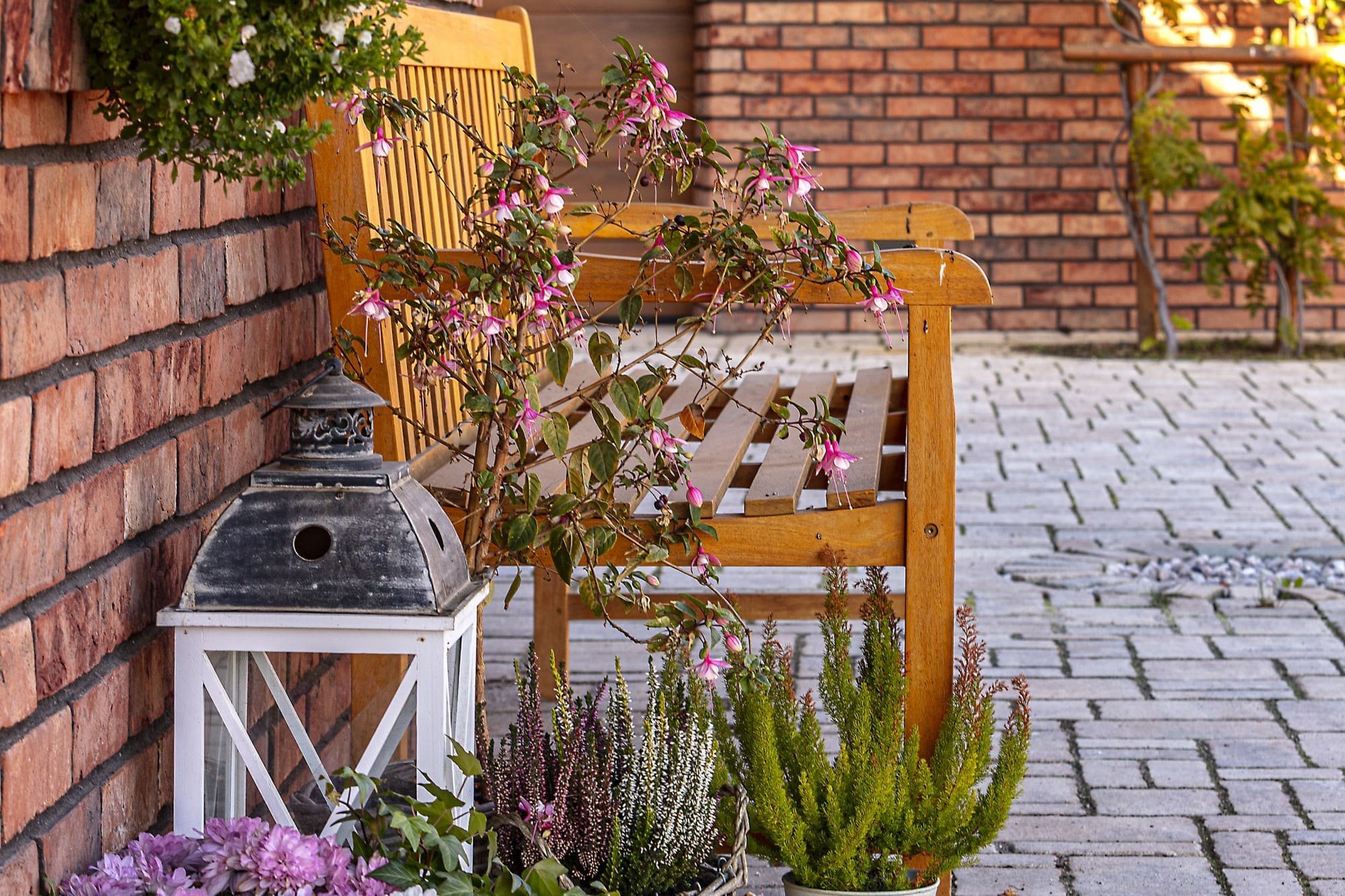 Fasádu domu tvoří cihlové obkladové pásky