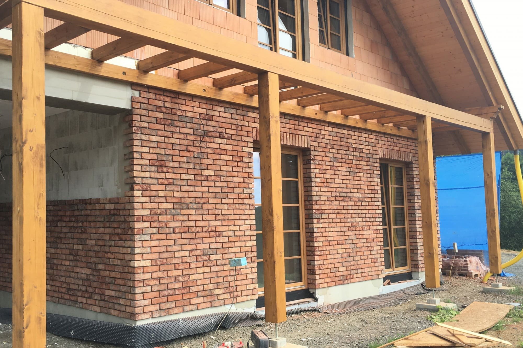 Lepení obkladových pásků na fasádu