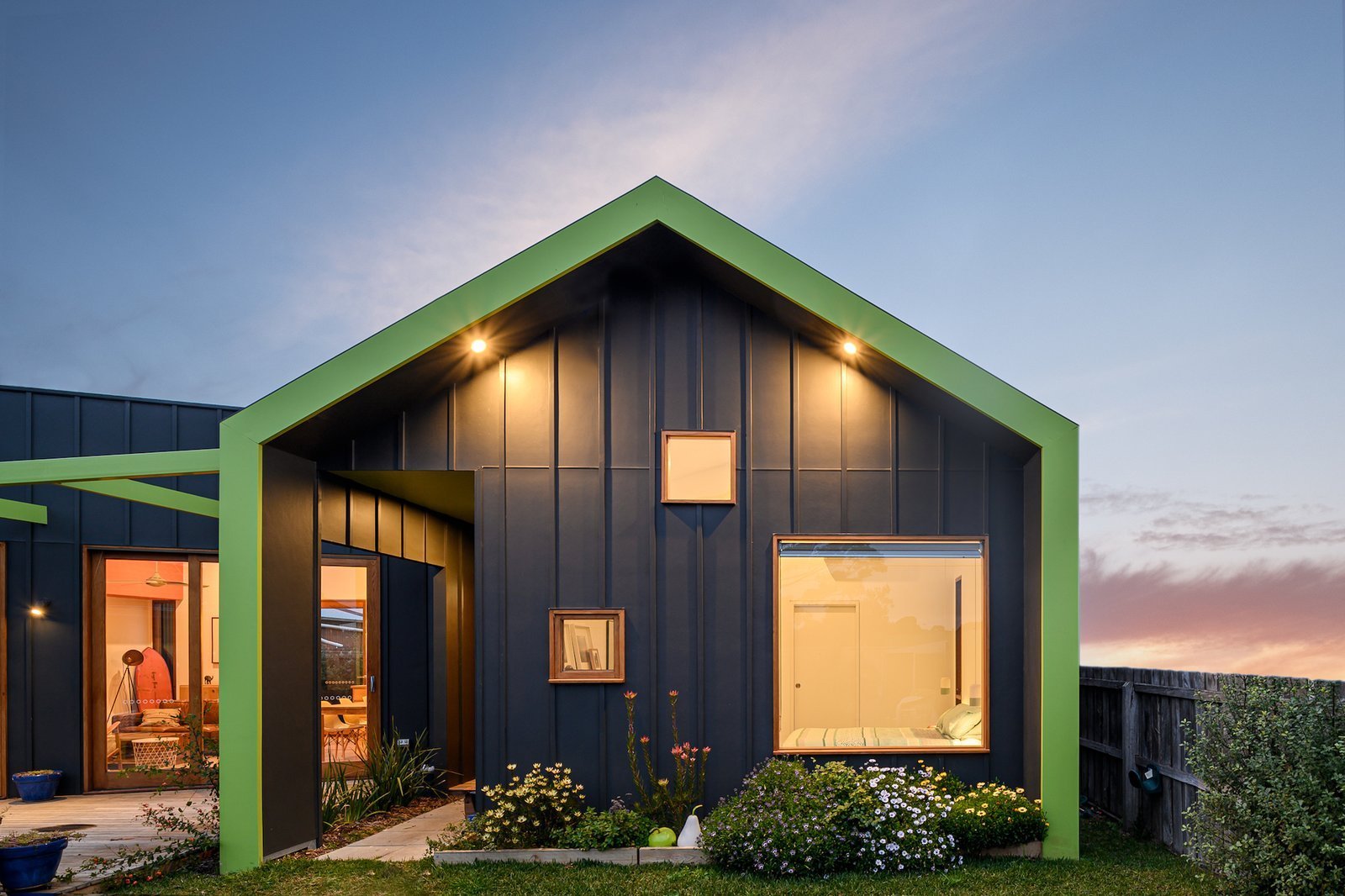 Hravý dům v odvážné kombinaci barev, které nejsou trendy