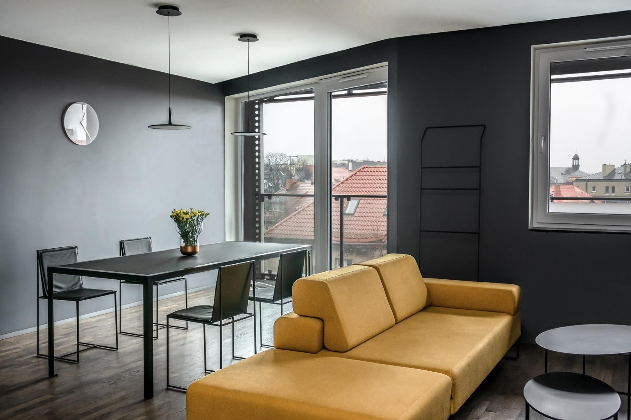 Interiér se žlutými akcenty na šedém pozadí
