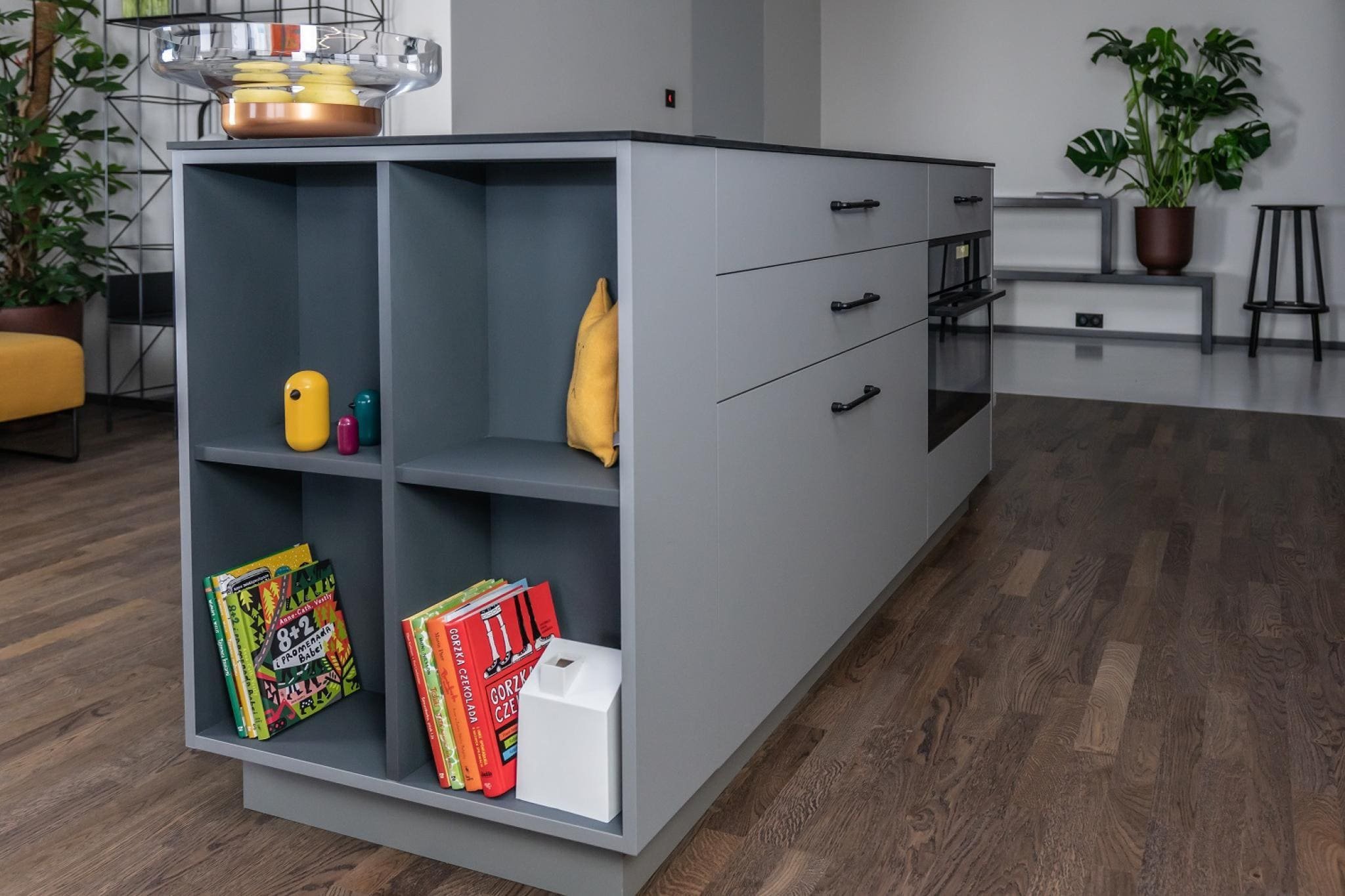 Interiér se žlutými akcenty na šedém pozadí