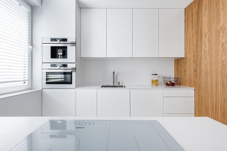 Interiér v bílé s barevnými akcenty