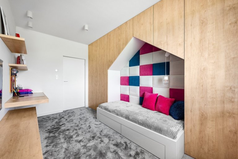 Interiér v bílé s barevnými akcenty