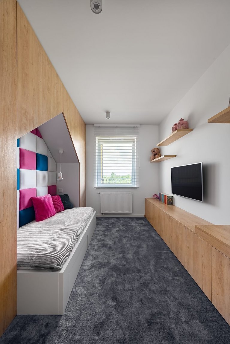 Interiér v bílé s barevnými akcenty