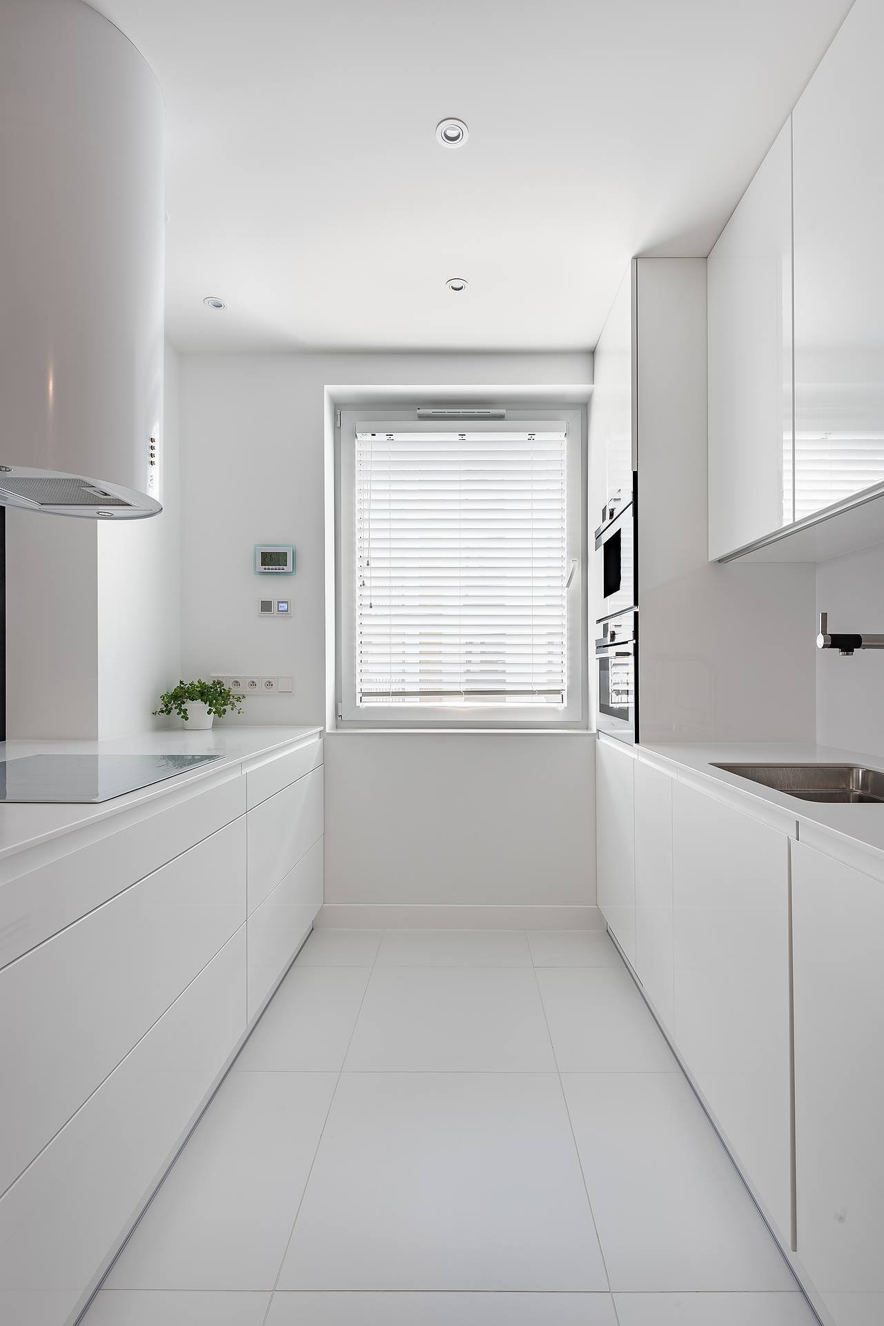 Interiér v bílé s barevnými akcenty