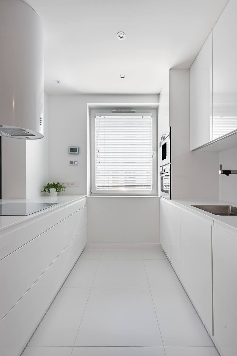 Interiér v bílé s barevnými akcenty