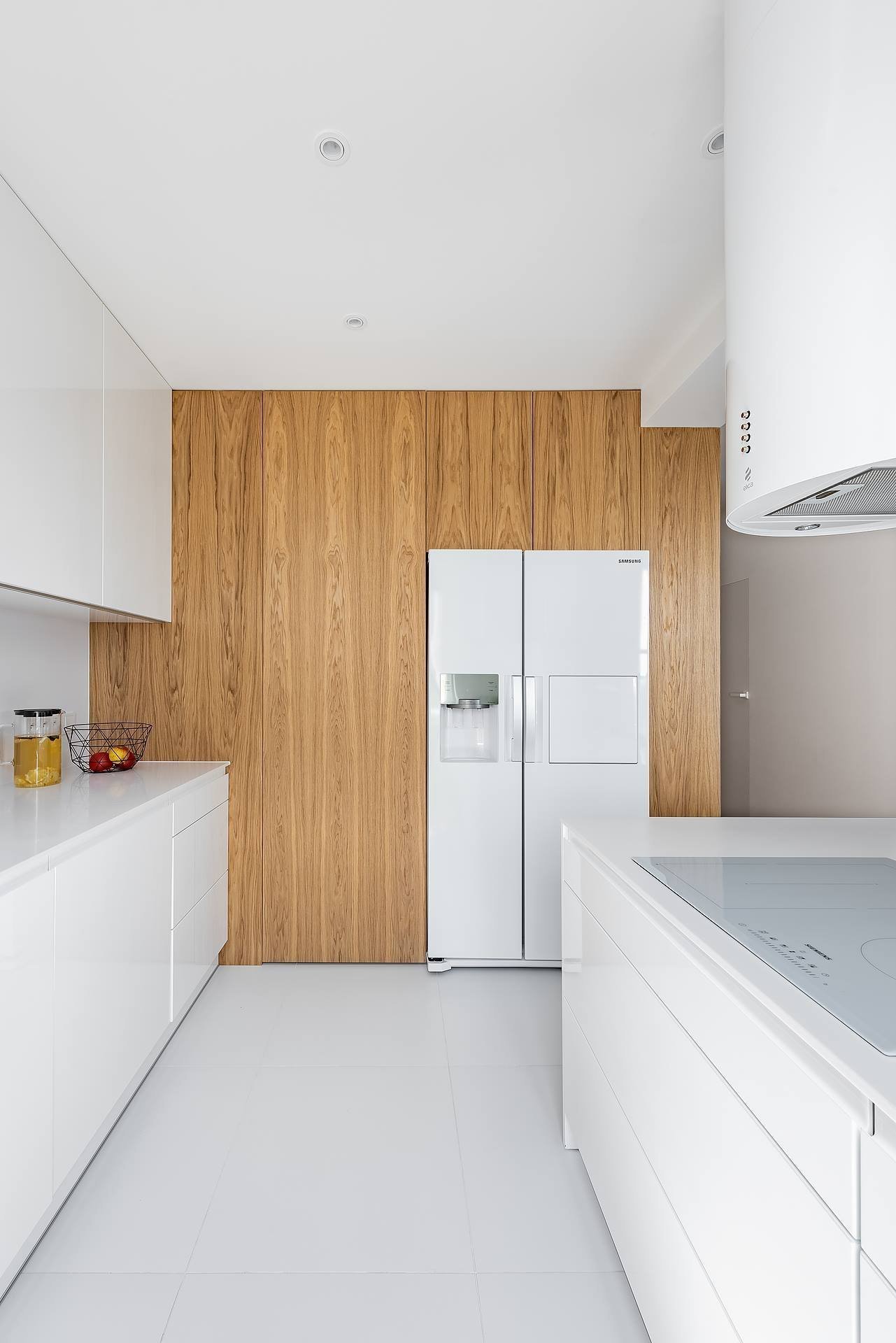 Interiér v bílé s barevnými akcenty