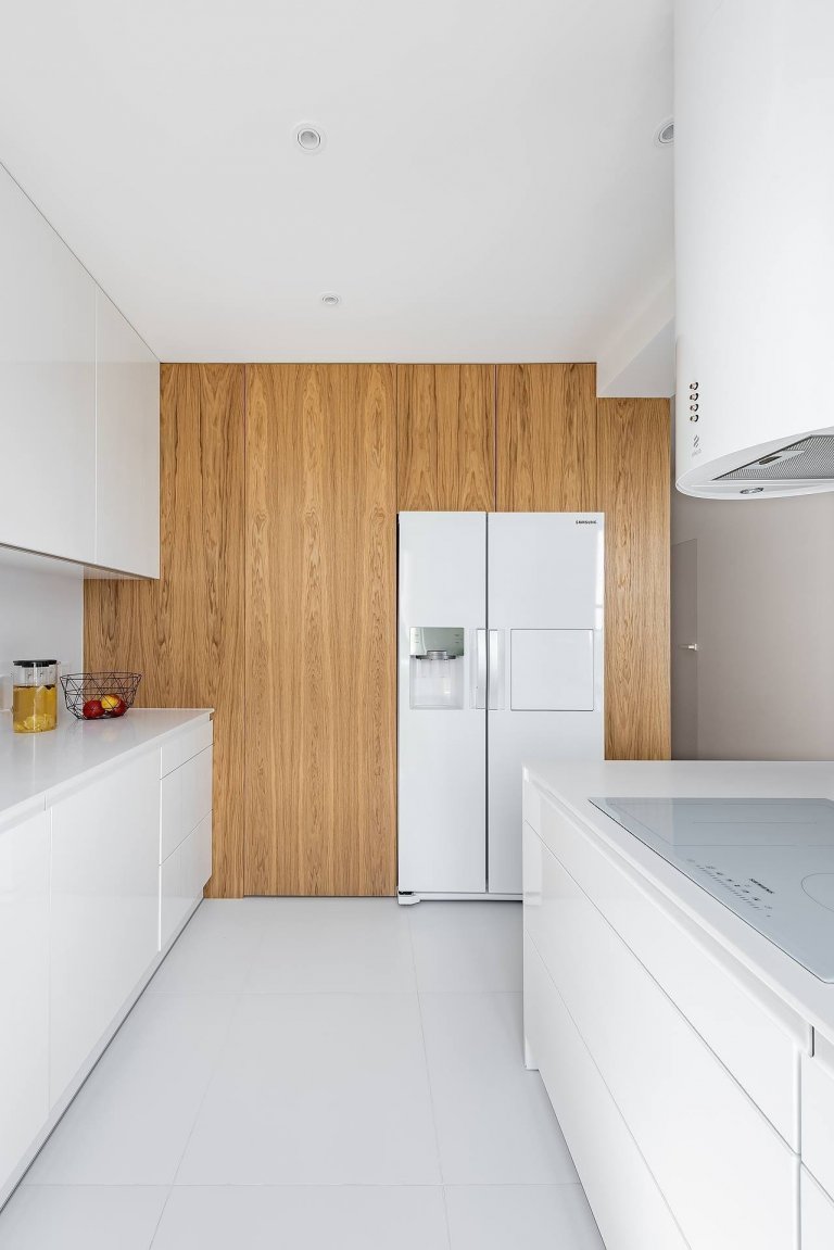 Interiér v bílé s barevnými akcenty