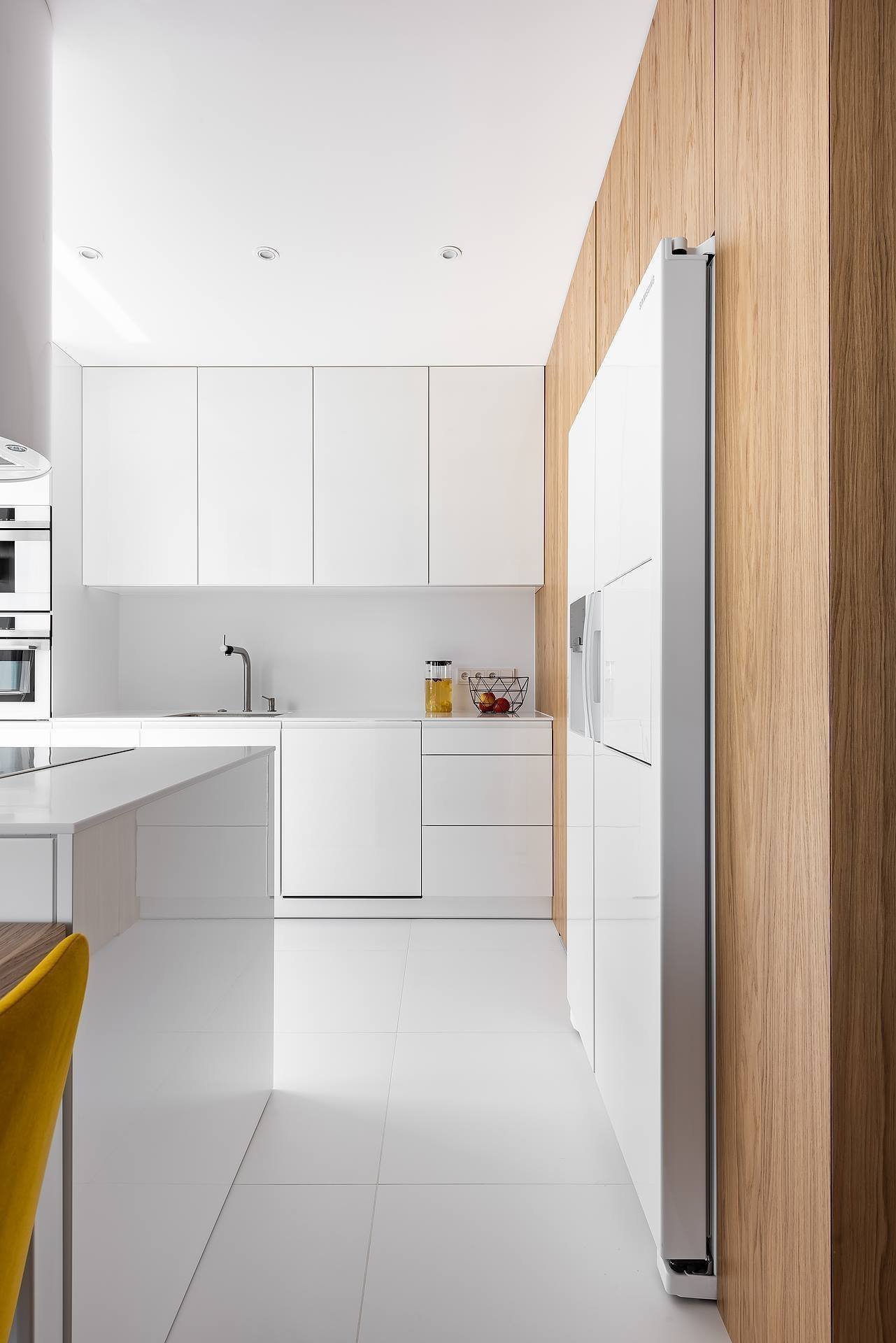 Interiér v bílé s barevnými akcenty