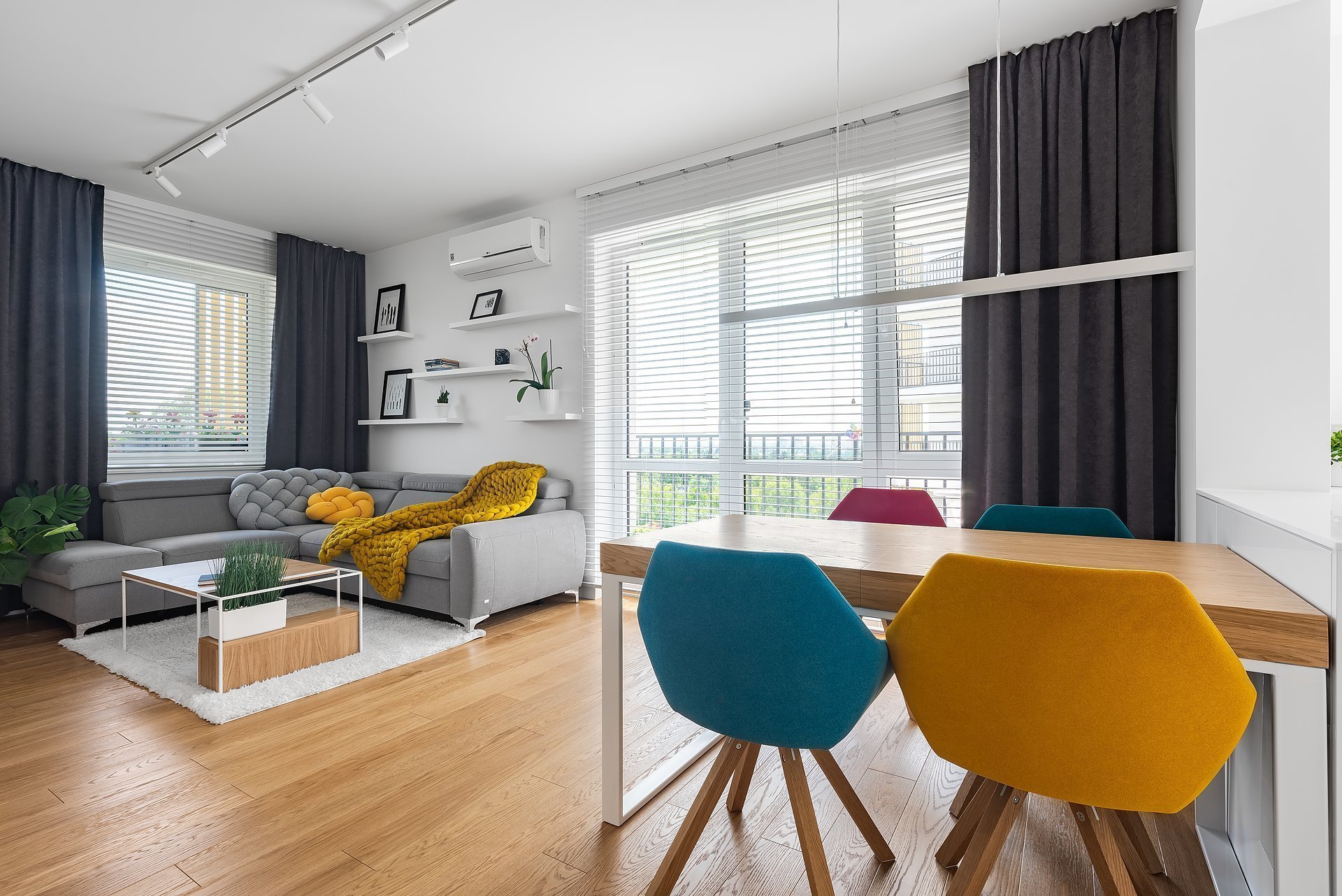 Interiér v bílé s barevnými akcenty