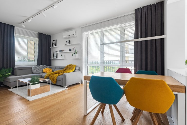 Interiér v bílé s barevnými akcenty