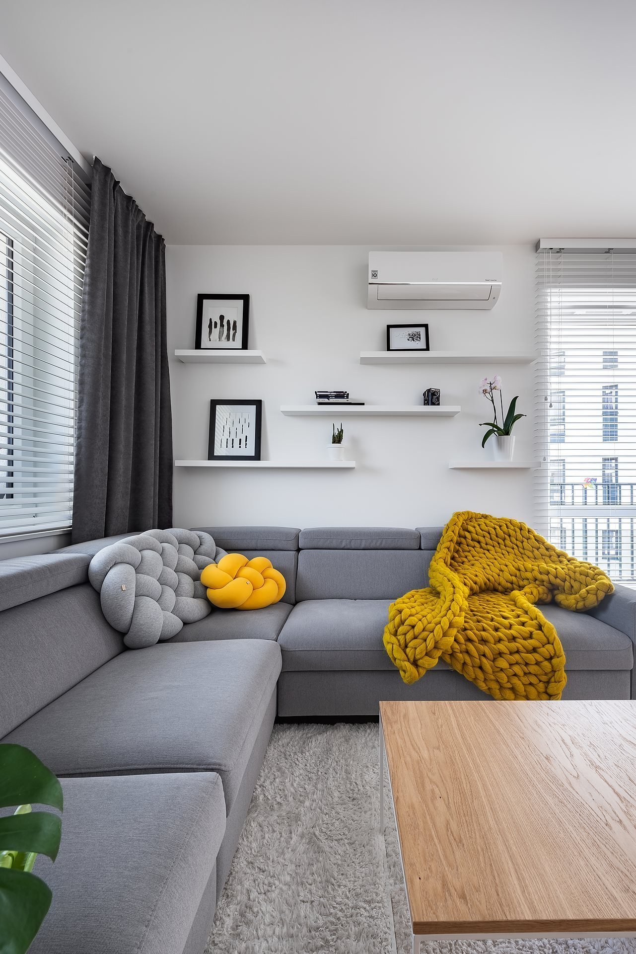 Interiér v bílé s barevnými akcenty