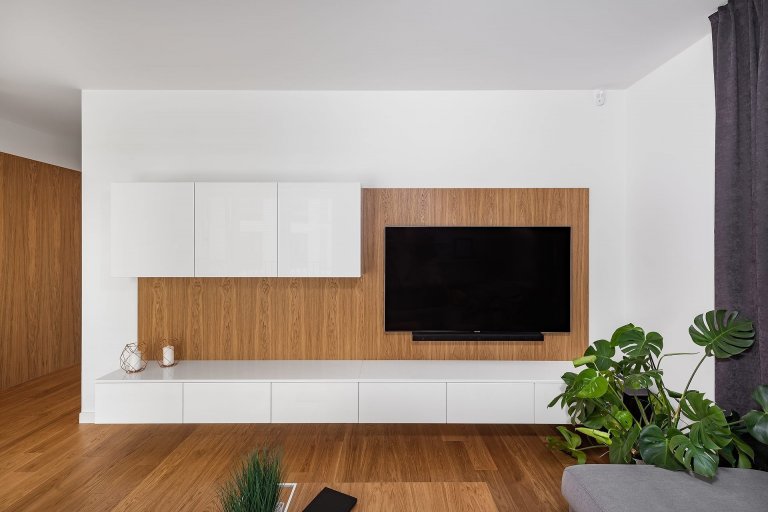 Interiér v bílé s barevnými akcenty