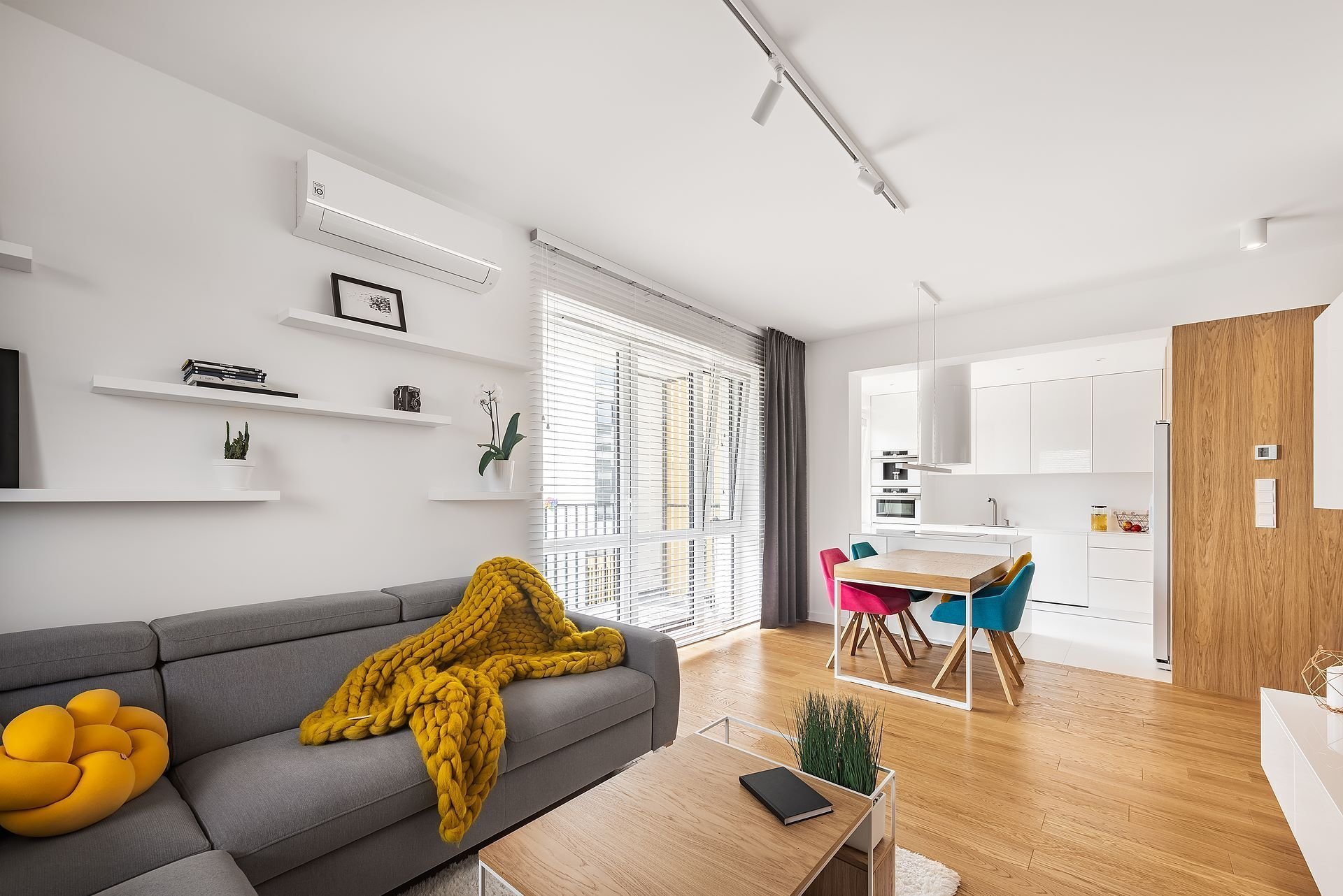 Interiér v bílé s barevnými akcenty