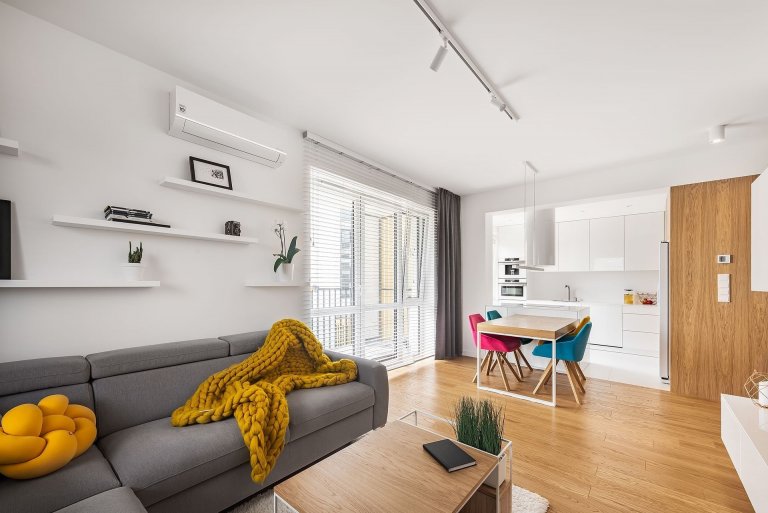 Interiér v bílé s barevnými akcenty