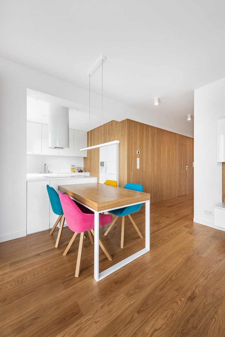 Interiér v bílé s barevnými akcenty