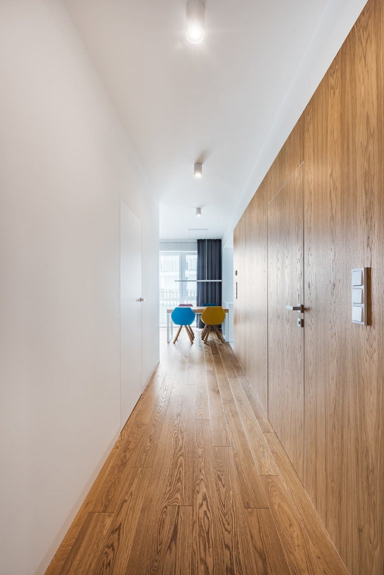 Interiér v bílé s barevnými akcenty