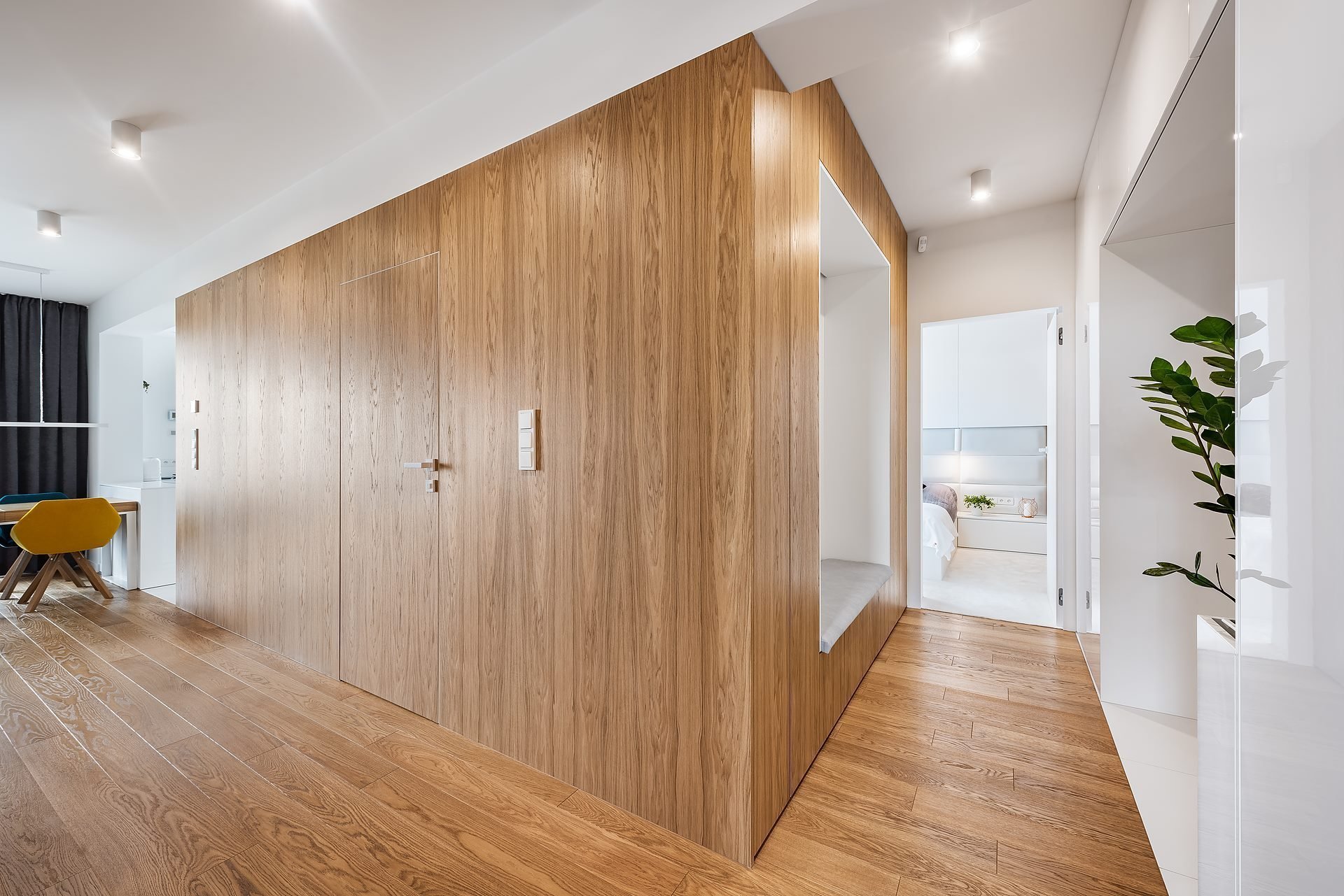 Interiér v bílé s barevnými akcenty