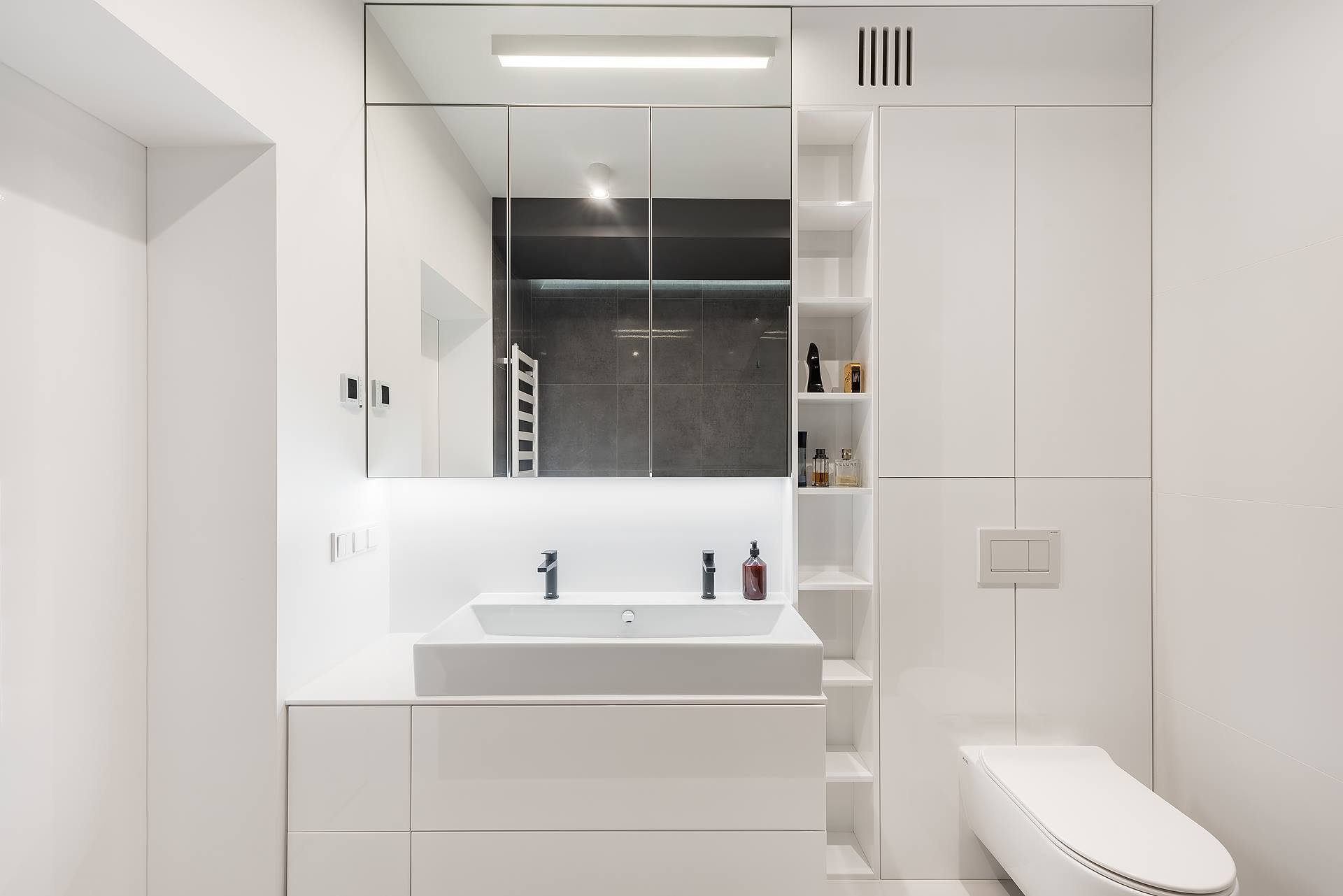 Interiér v bílé s barevnými akcenty