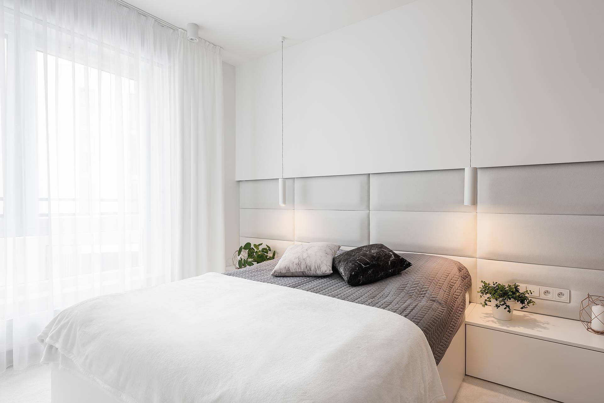 Interiér v bílé s barevnými akcenty