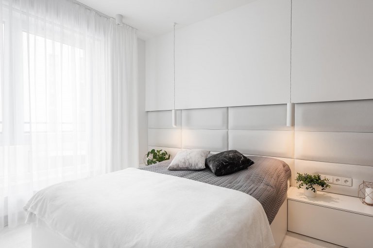 Interiér v bílé s barevnými akcenty