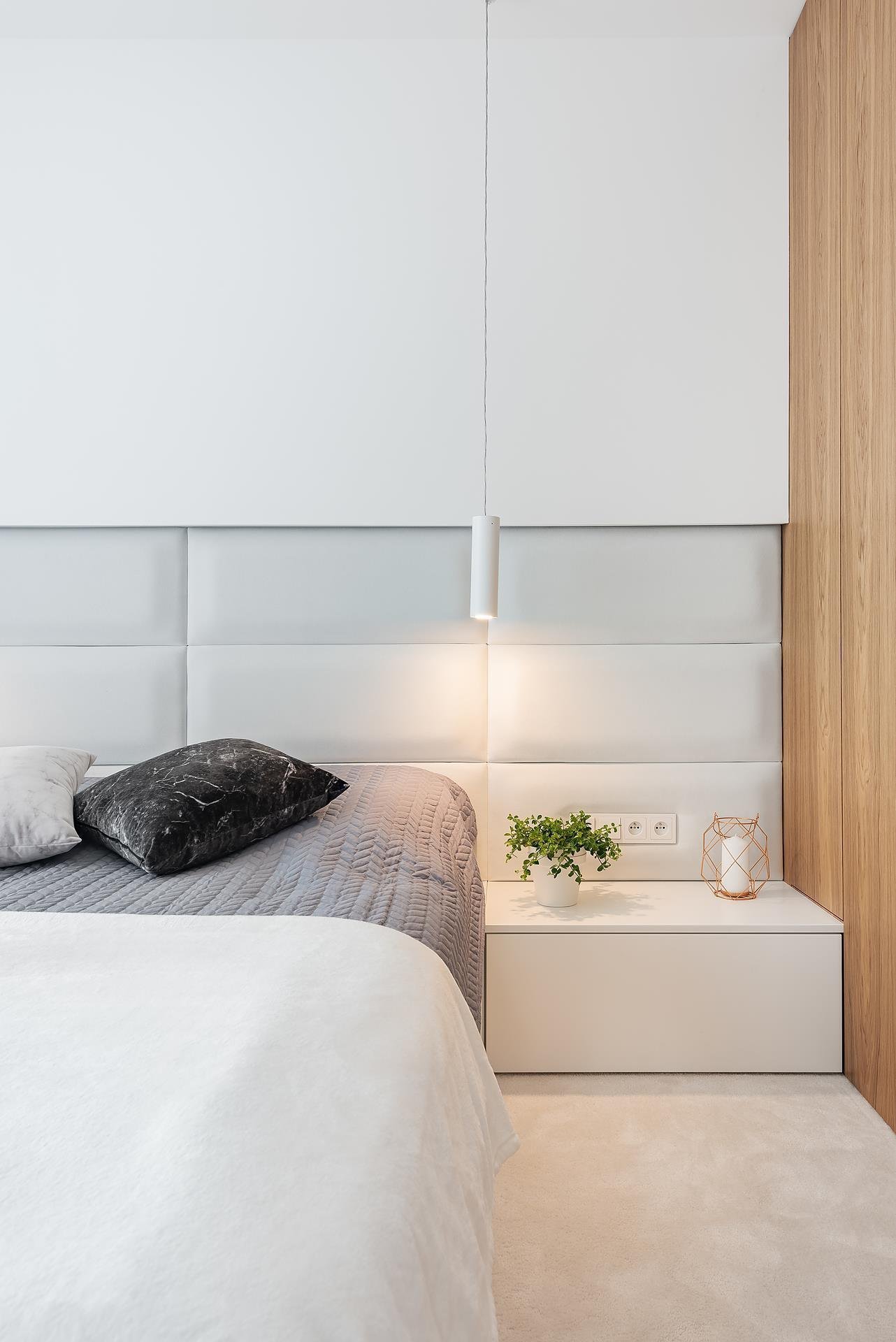 Interiér v bílé s barevnými akcenty