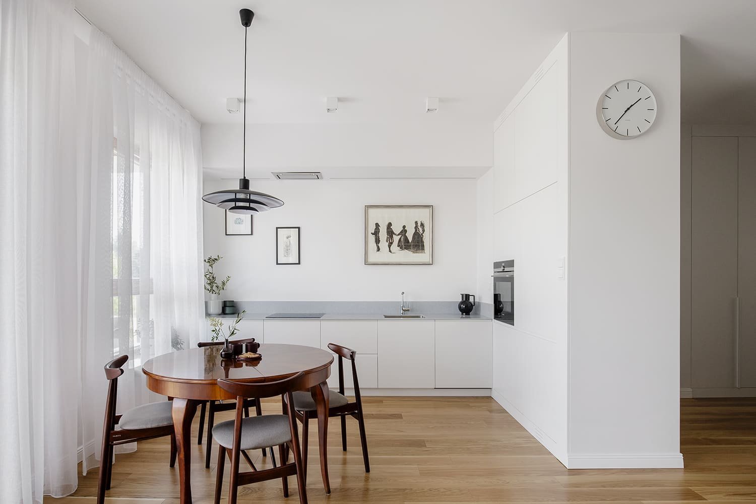 Interiér v minimalistickém duchu s retro prvky