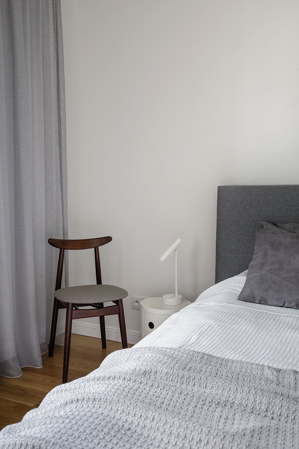 Interiér v minimalistickém duchu s retro prvky