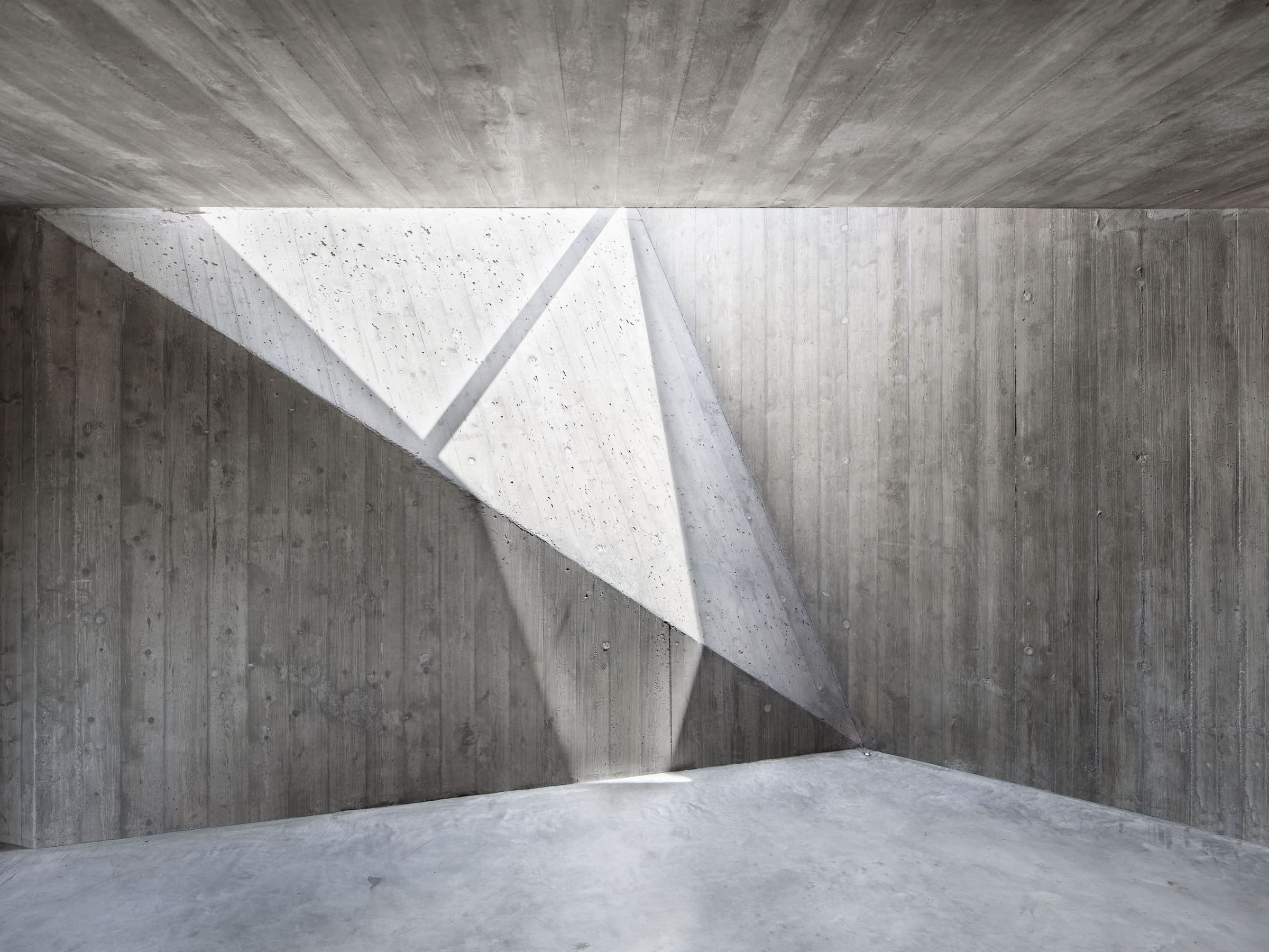 Jednoduchá a vizuálně čistá brutalistická stavba