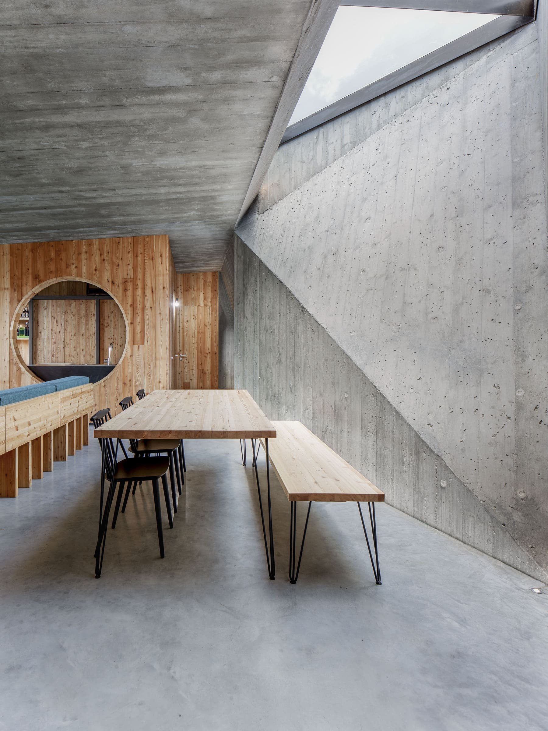 Jednoduchá a vizuálně čistá brutalistická stavba