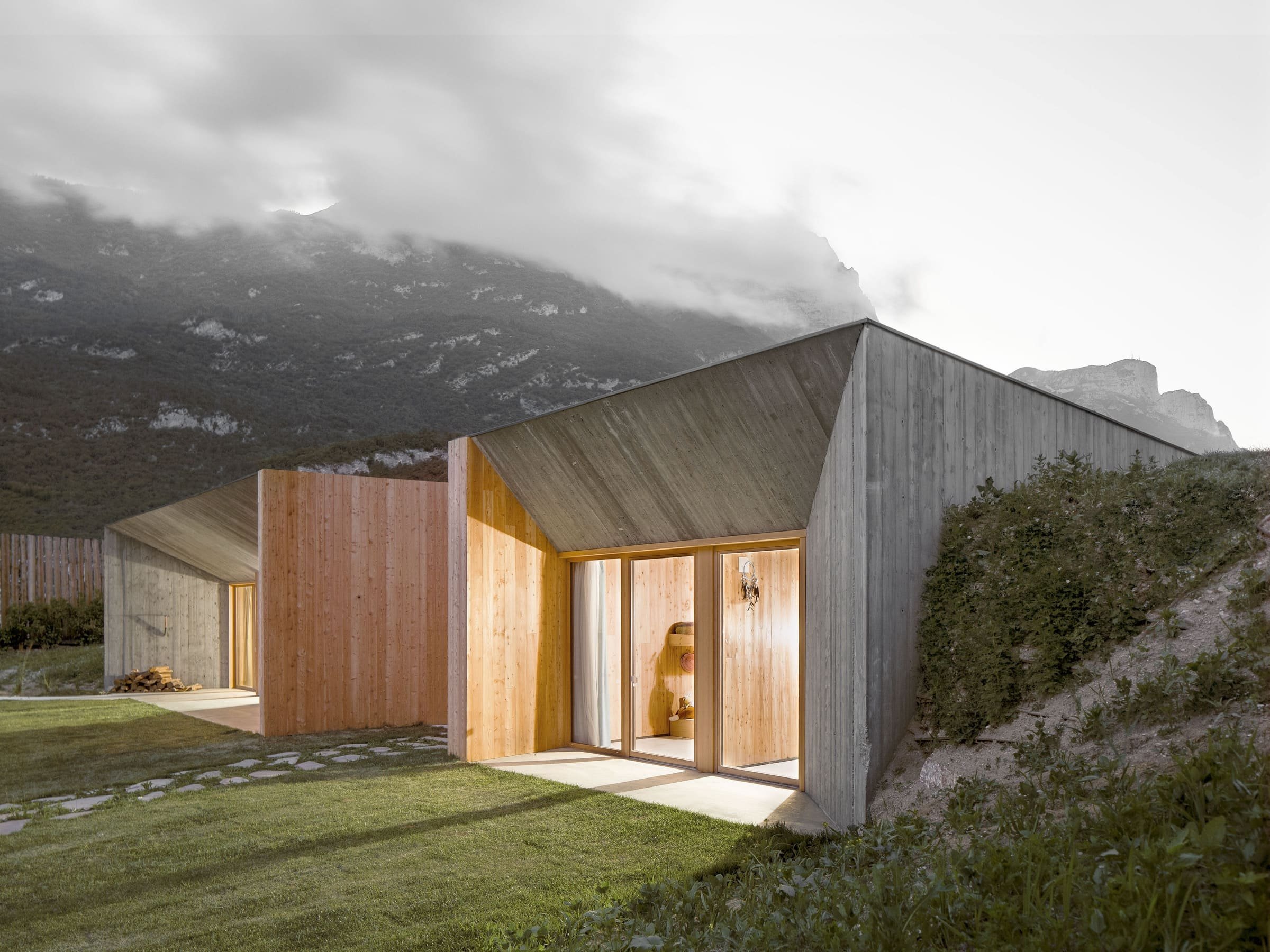 Jednoduchá a vizuálně čistá brutalistická stavba