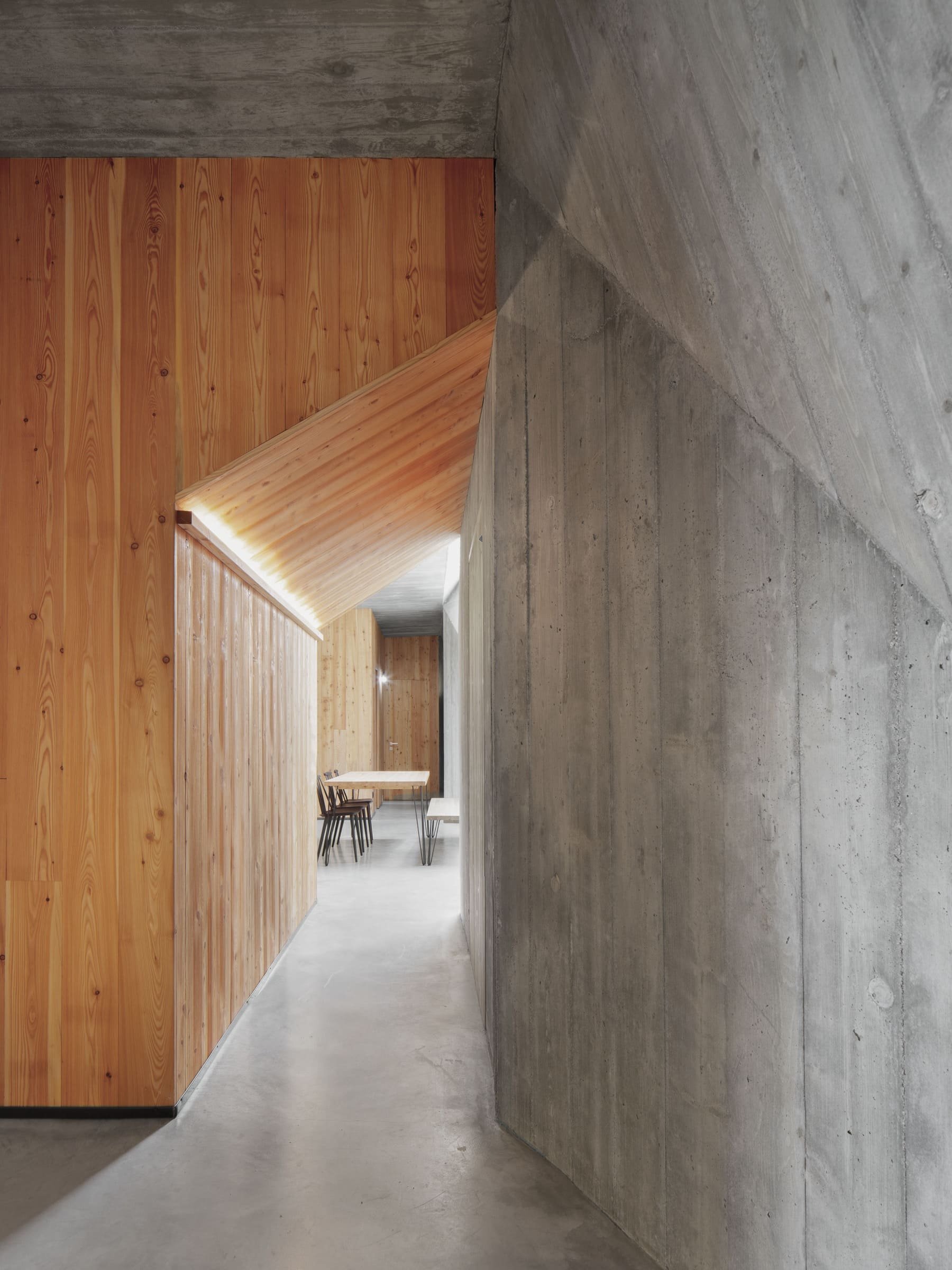 Jednoduchá a vizuálně čistá brutalistická stavba