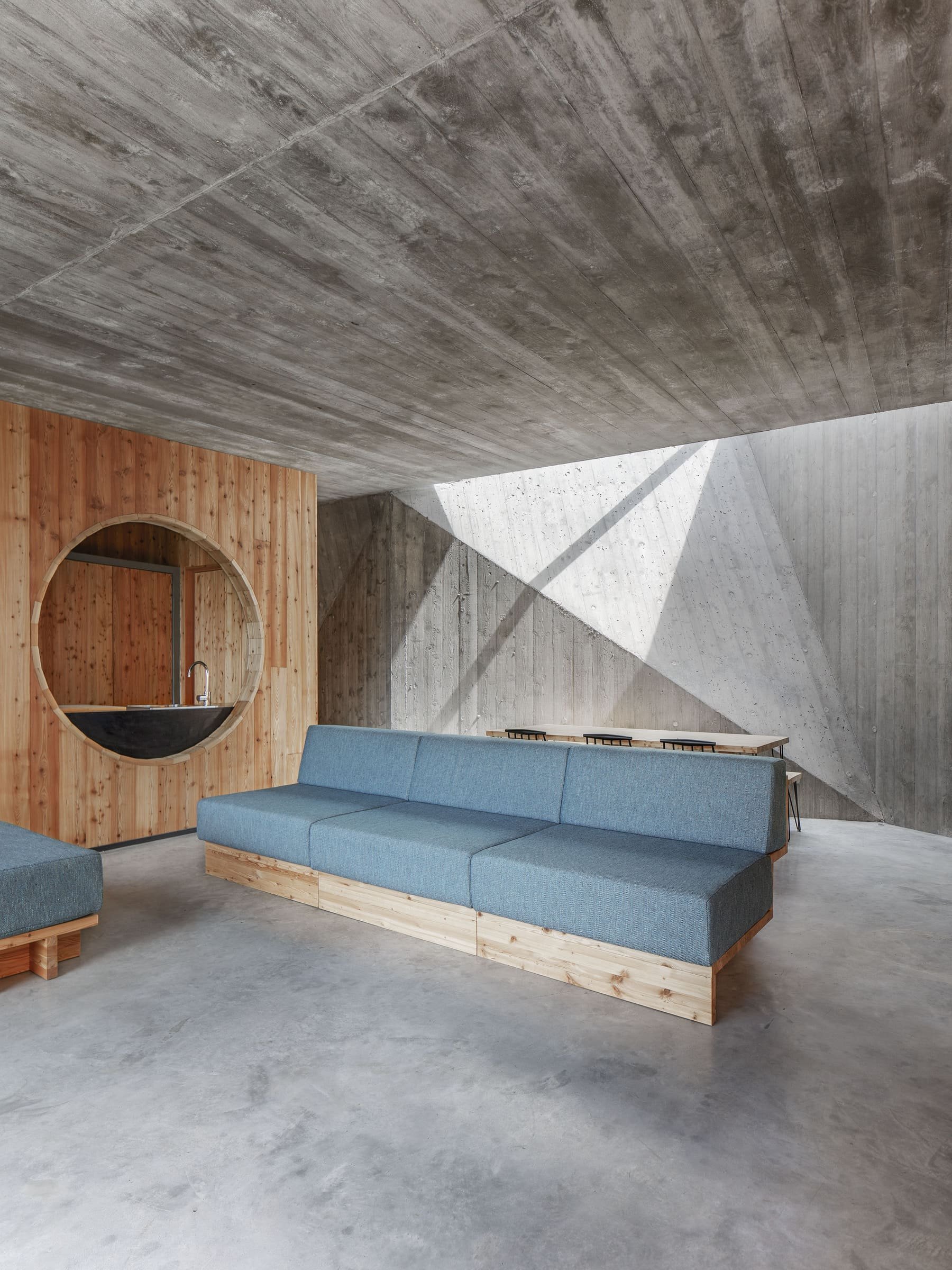 Jednoduchá a vizuálně čistá brutalistická stavba