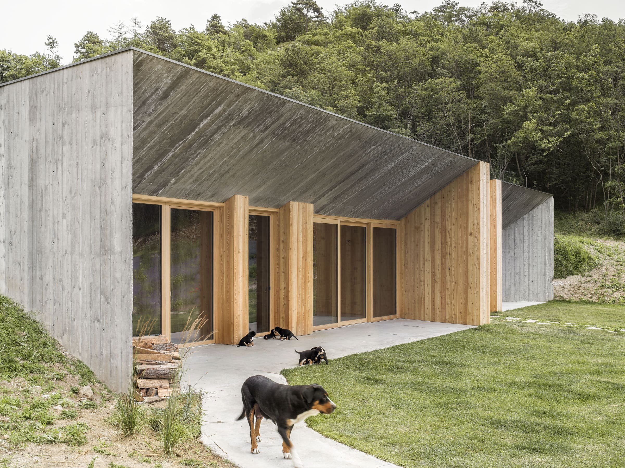 Jednoduchá a vizuálně čistá brutalistická stavba