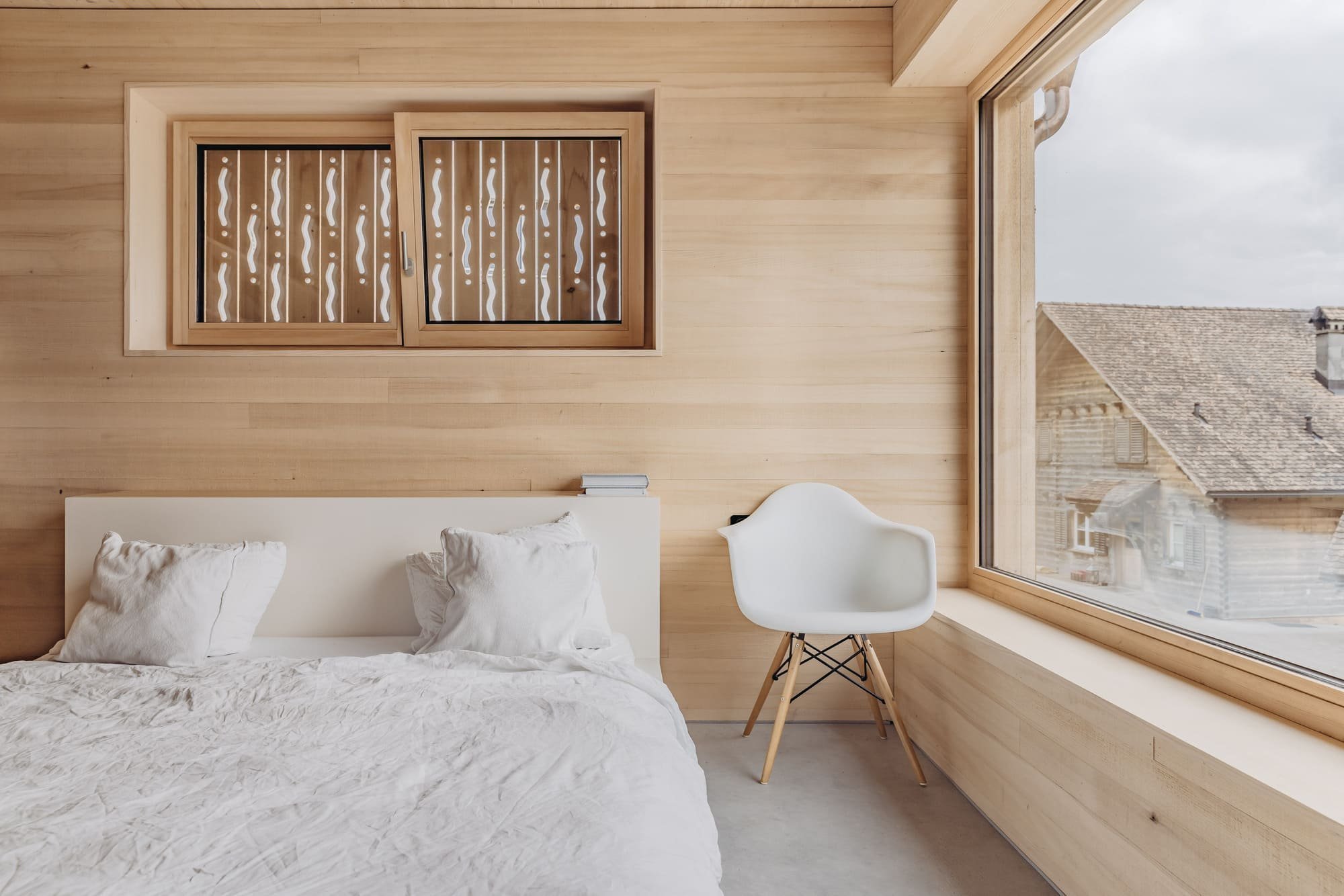 Jednoduchá dřevostavba respektující historii regionu