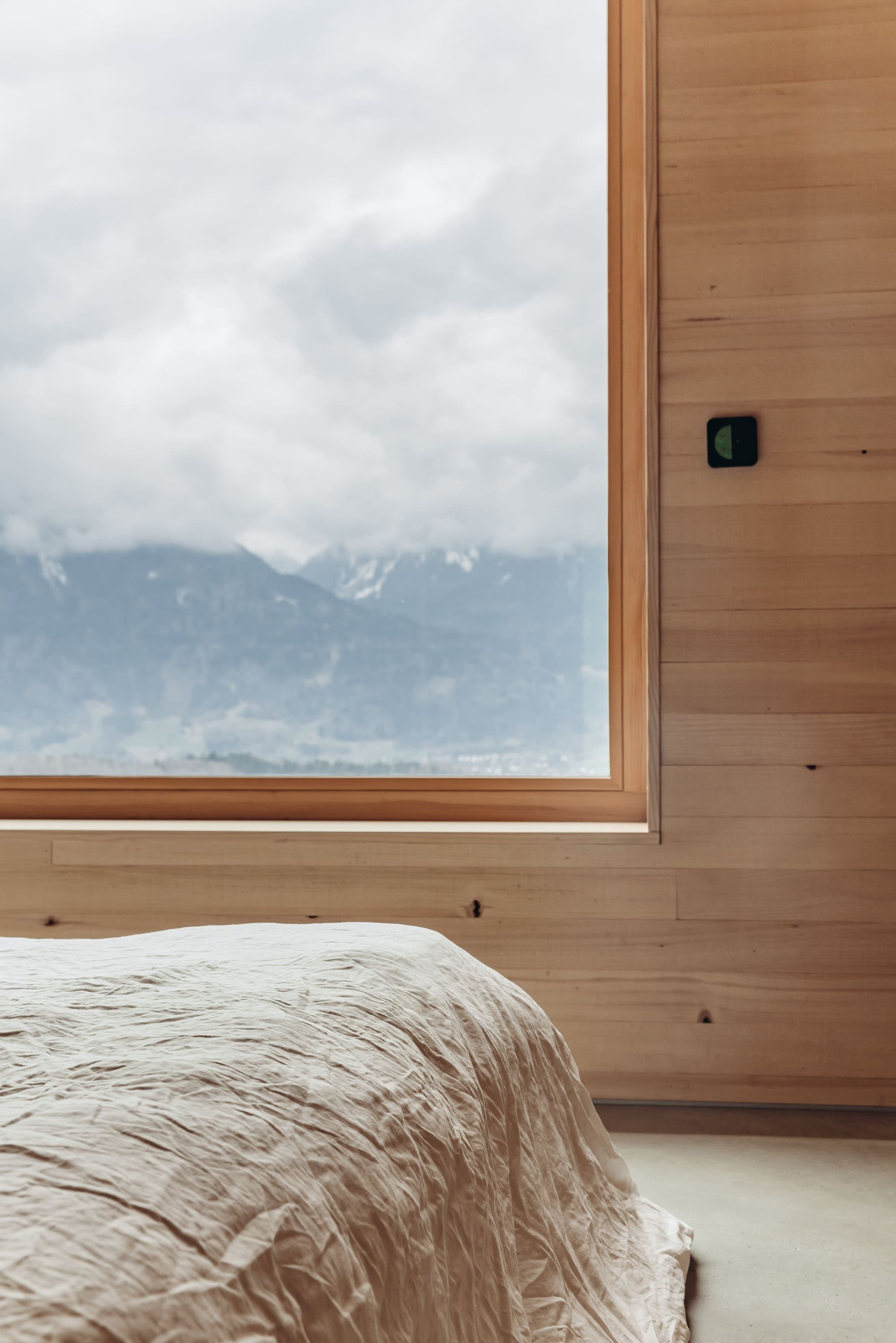 Jednoduchá dřevostavba respektující historii regionu