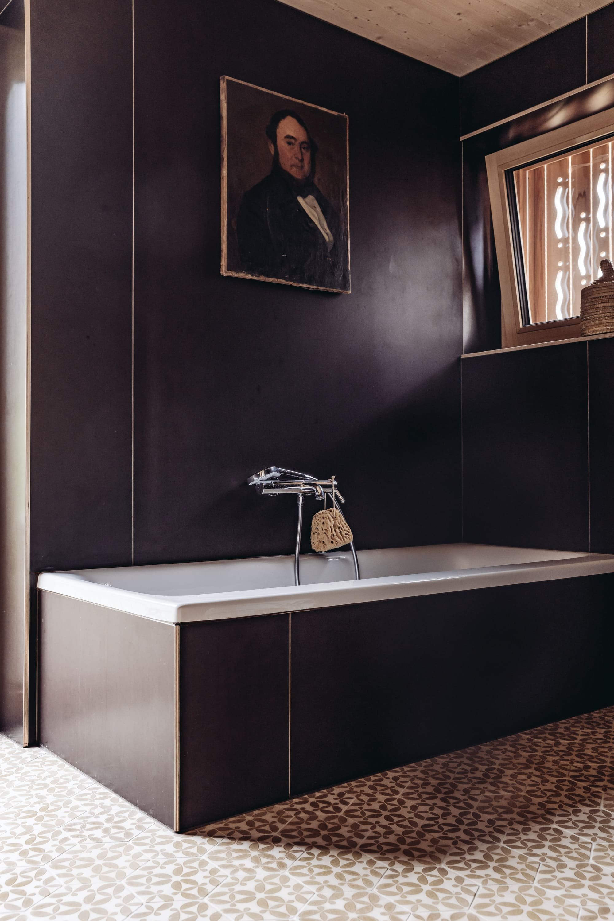 Jednoduchá dřevostavba respektující historii regionu