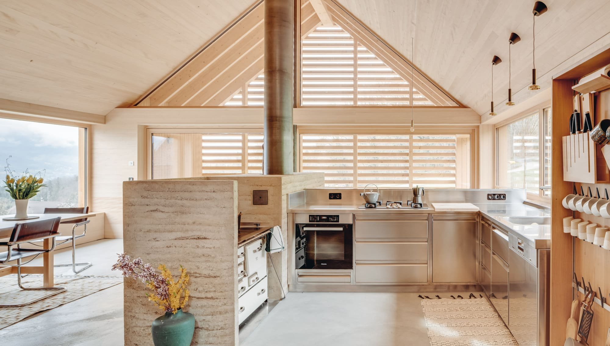 Jednoduchá dřevostavba respektující historii regionu