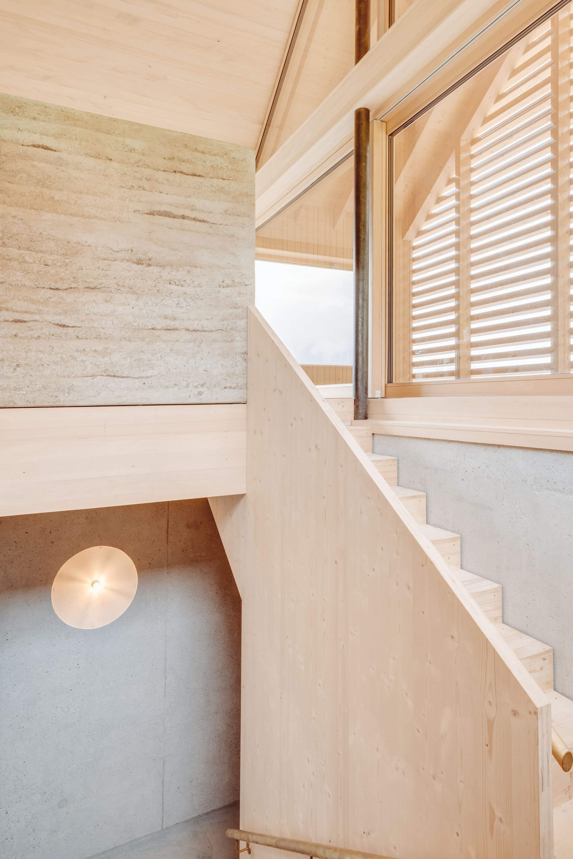 Jednoduchá dřevostavba respektující historii regionu