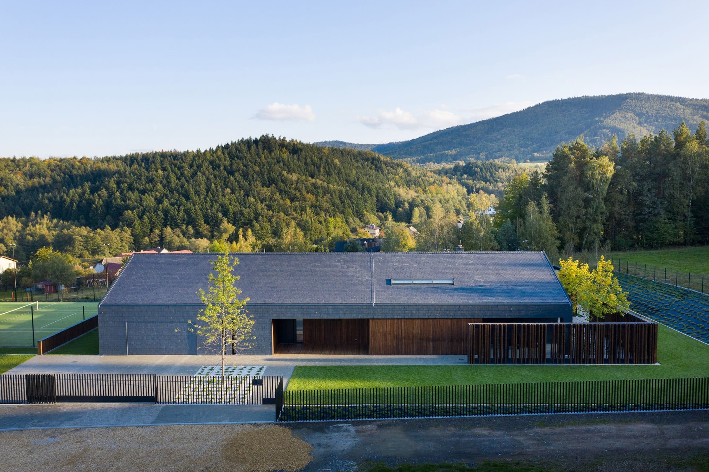 Jednoduchý dům s bazénem v Beskydech