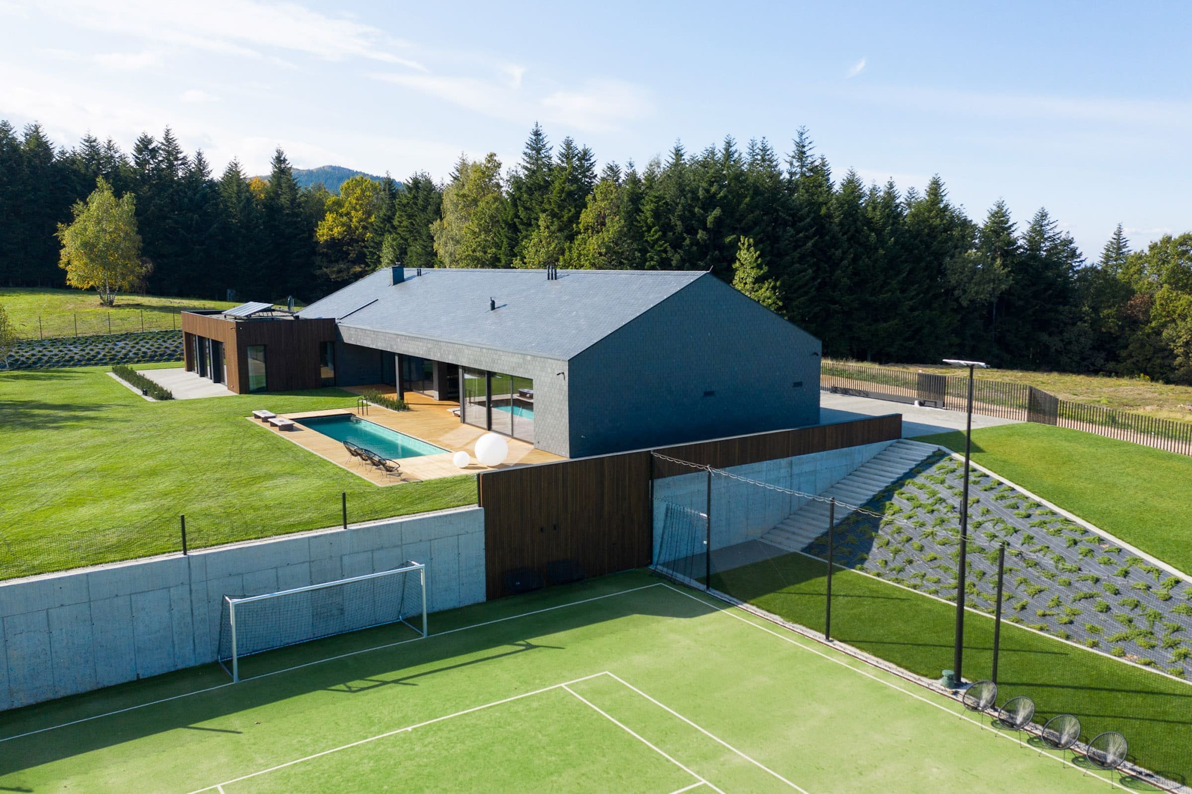 Jednoduchý dům s bazénem v Beskydech